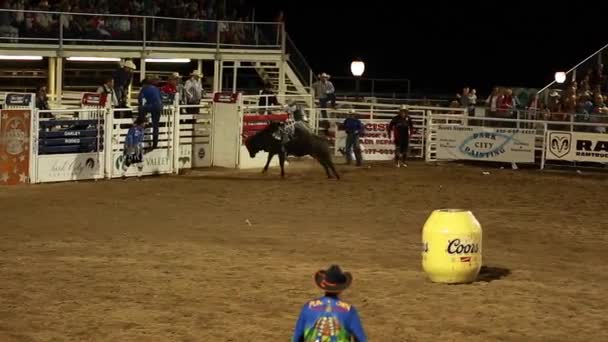 Cowboy Ridning en tjur på rodeo — Stockvideo