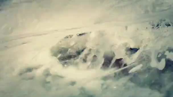 Βάρκα με τα κύματα του ωκεανού — Αρχείο Βίντεο