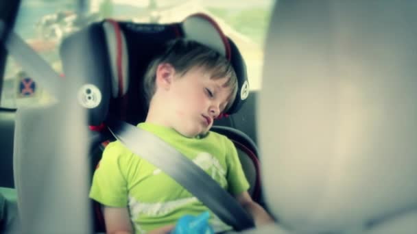 Boy sleeping in his car seat — Stock Video