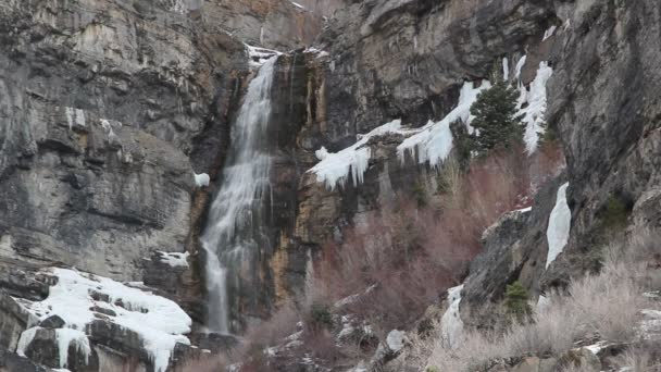 Eiswasserfall im Winter — Stockvideo