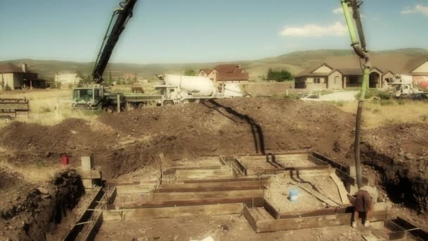 Trabajadores de la construcción vertiendo alimentos — Vídeos de Stock