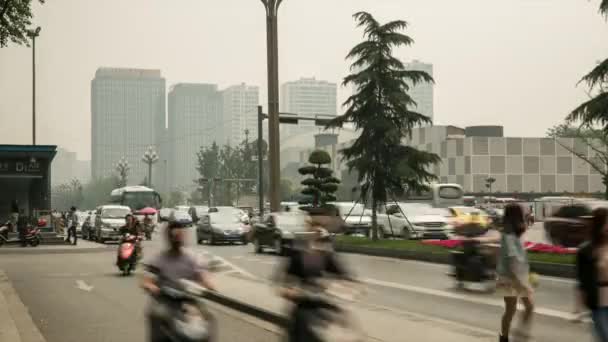 Centrum China verkeer aan een kruis — Stockvideo