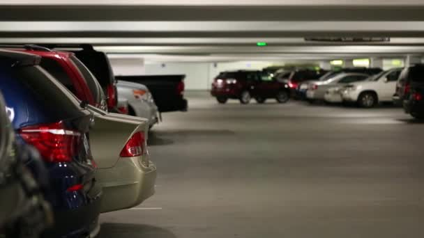 Binnen een volledige parkeergarage — Stockvideo