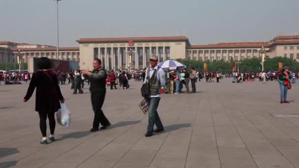 Tourists in the tiananmen square — Stock Video