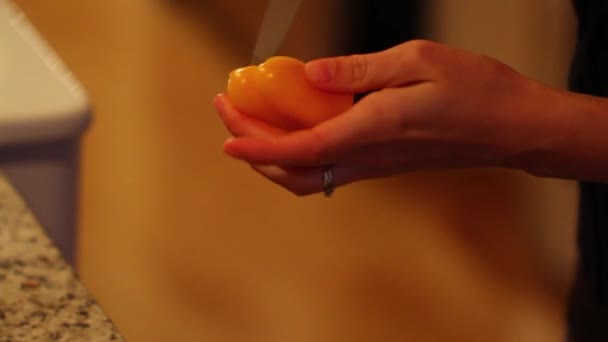 Cortar un pimiento amarillo para ensalada — Vídeo de stock