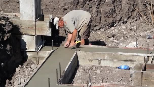 Trabajadores de la construcción preparan una casa — Vídeo de stock