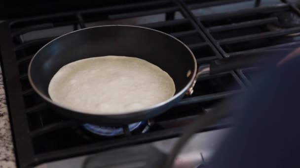 Γυναίκα μαγειρεύει tortillas — Αρχείο Βίντεο
