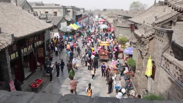 Toeristen in oude stad in Pingyao — Stockvideo