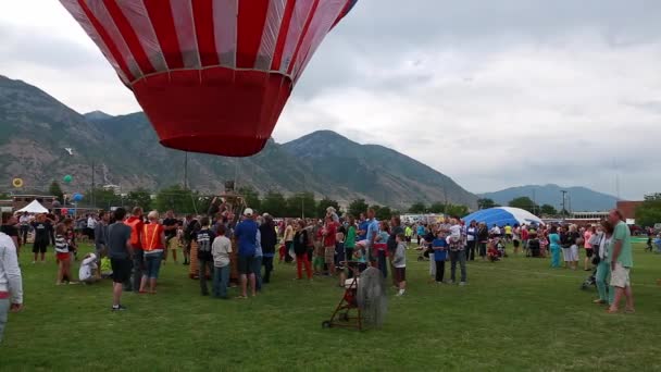 Rodiny se shromáždí u festivalu — Stock video