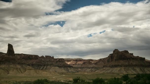 Four wheelers passing by desert buttes — Stock Video