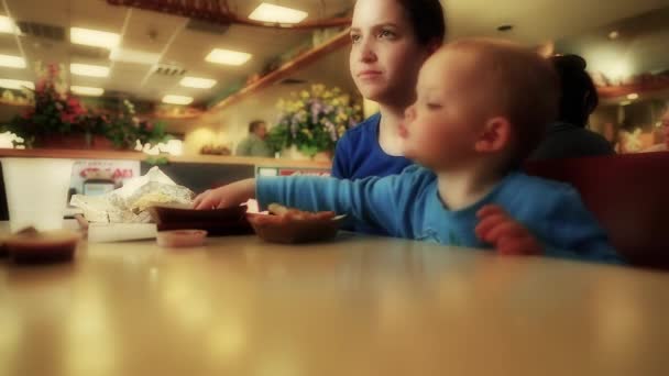 Familie op een fast food plaats — Stockvideo