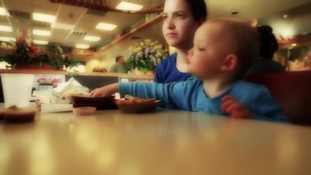 Familia en un lugar de comida rápida — Vídeos de Stock