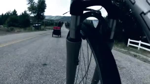Сімейні велосипеди на дорозі — стокове відео
