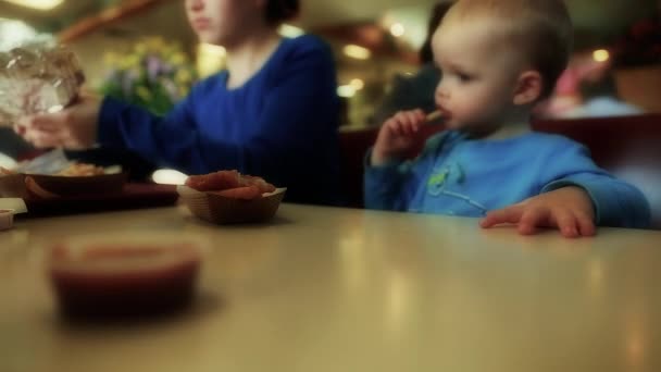 Comer en familia en comida rápida — Vídeos de Stock
