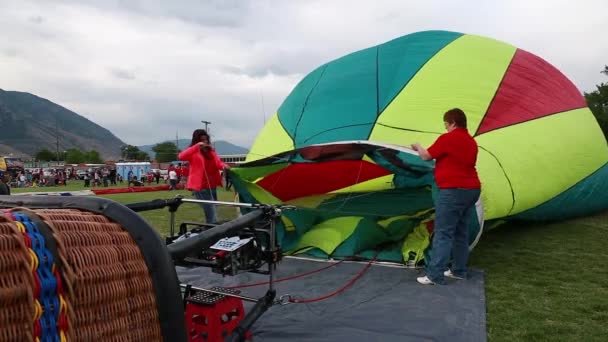 Fan blowing up hot air balloon — Stock Video