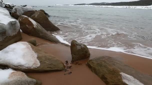 Bela costa oceânica no inverno — Vídeo de Stock