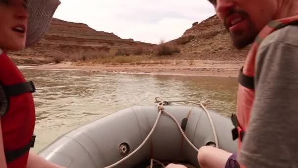 Familien, die den Fluss San Juan bewirtschaften — Stockvideo