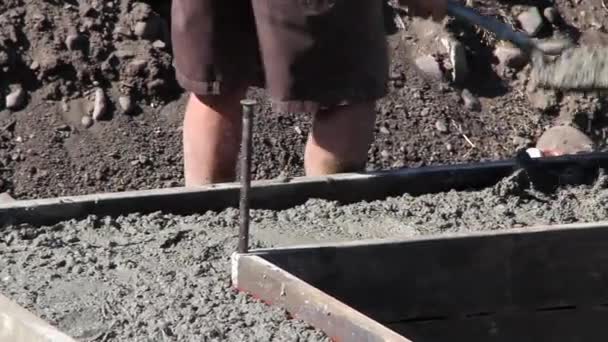 Trabajadores de la construcción preparando calzados — Vídeo de stock
