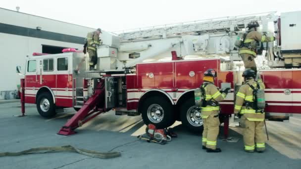 Brandweerman brandweerwagen in de open lucht — Stockvideo