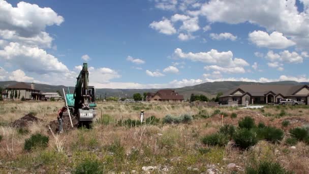 Workers excavate for the footings — Stock Video