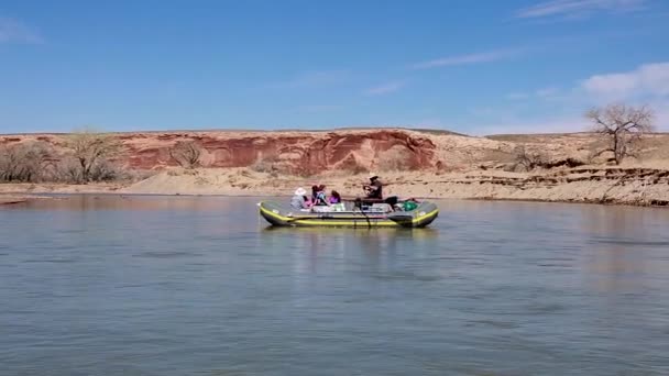 Familias que corren el río San Juan — Vídeo de stock