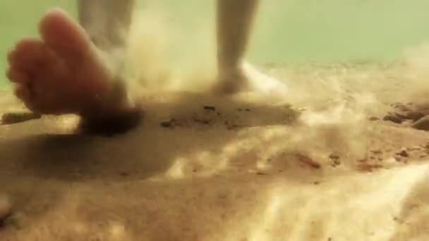 Okyanus tabanı yürüyen adam — Stok video