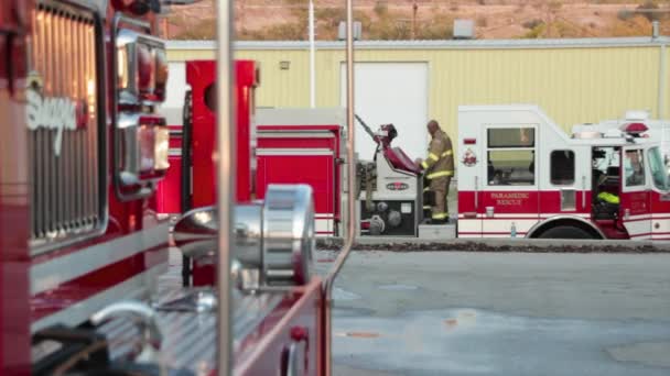 Brandman på brandbil utomhus — Stockvideo