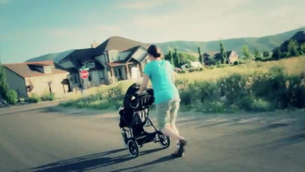 Donna spingendo bambino nel passeggino — Video Stock
