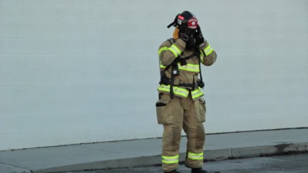 Vigili del fuoco spegnere un incendio — Video Stock