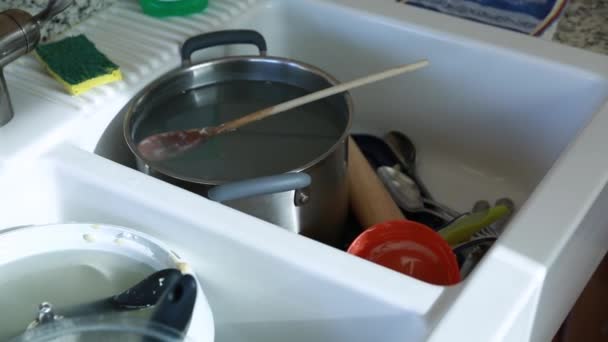 A konyhai mosogató, edények — Stock videók