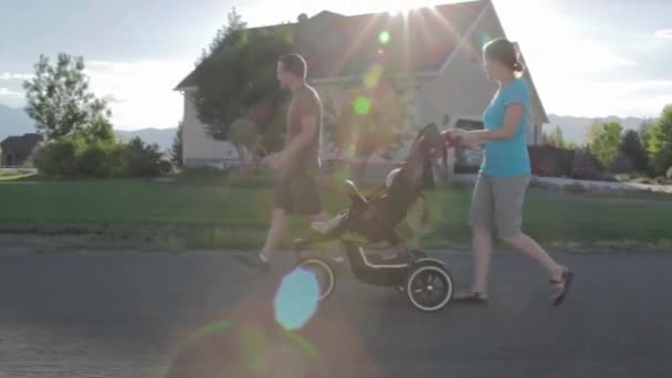 Vrouw peuter duwen in een wandelwagen — Stockvideo