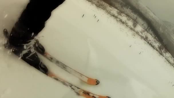 Лыжники в парке города — стоковое видео