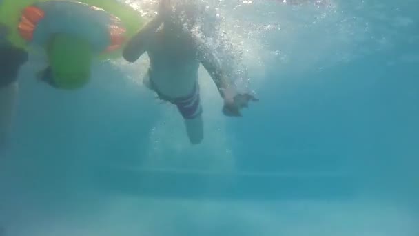 Personnes dans une piscine — Video