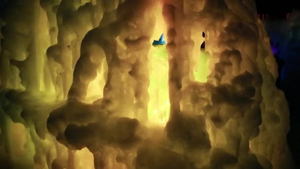 Барвистий крижаний замок взимку — стокове відео