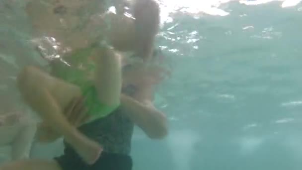İnsanlar ortak bir yüzme havuzunda — Stok video