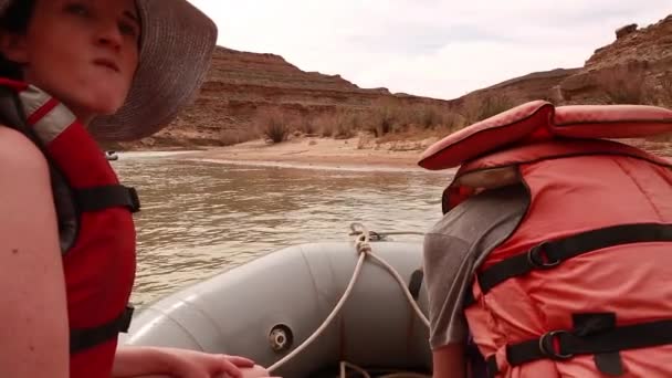 Familien, die den Fluss San Juan bewirtschaften — Stockvideo