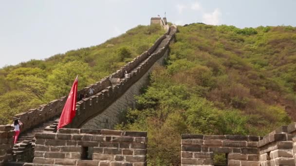 Tourists on ancient section of the great wall — Stock Video