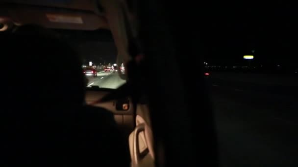 Hombre conduciendo por la carretera — Vídeo de stock