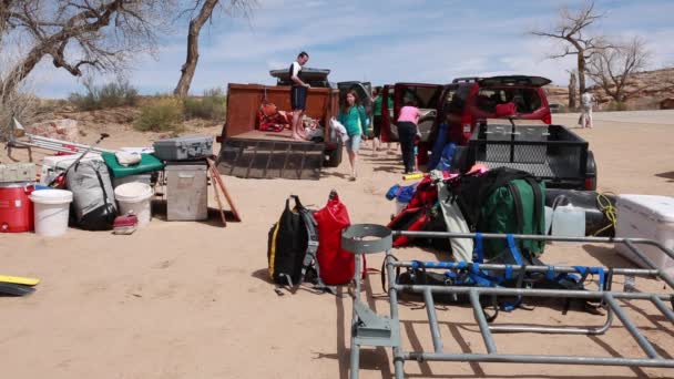 Familias preparando balsas fluviales — Vídeos de Stock