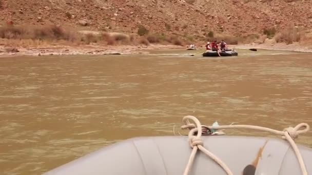 Familien, die den Fluss San Juan bewirtschaften — Stockvideo