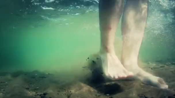 Homem andando ao longo do fundo do oceano — Vídeo de Stock