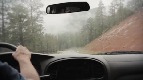 Mann fährt bei Regen — Stockvideo