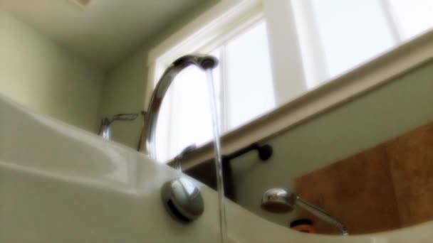 Мужчина наполняет ванну — стоковое видео