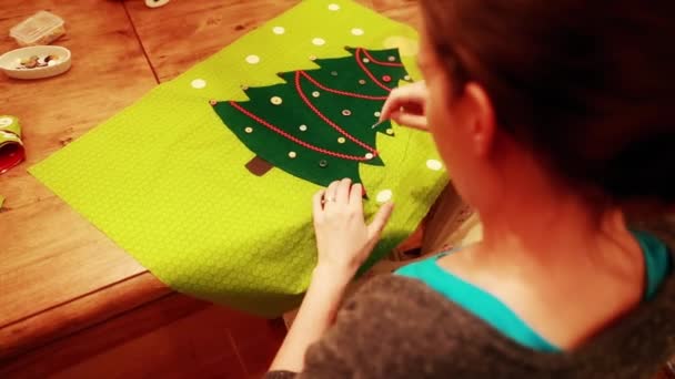 Una mujer cosiendo un calendario de Navidad — Vídeos de Stock