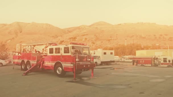 Camion dei pompieri sul luogo dell'incendio — Video Stock