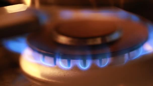 Flamme sur une cuisinière à gaz — Video