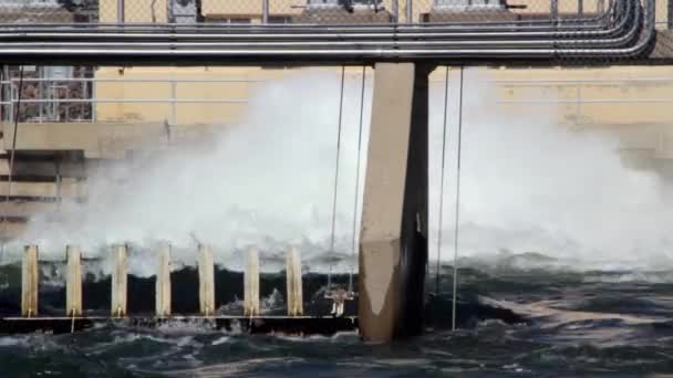 Eaux d'inondation provenant du ruissellement printanier — Video