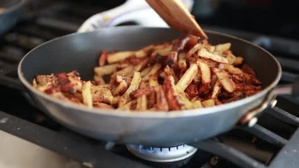 Freír papas fritas en una estufa — Vídeos de Stock