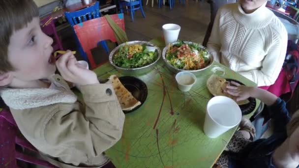 在一家墨西哥餐馆吃饭的家庭 — 图库视频影像