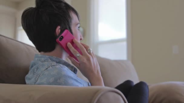 휴대 전화로 이야기하는 여자 — 비디오